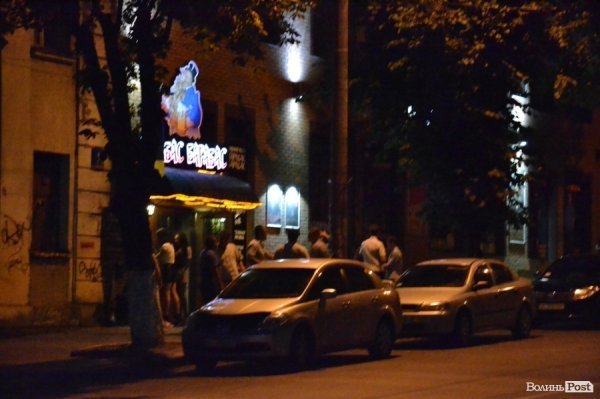 У будні біля луцьких закладів харчуванняя не надто багато дорогих автомобілів