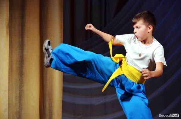 У Луцьку козаки показали свою майстерність в бойовому гопаці.ФОТО