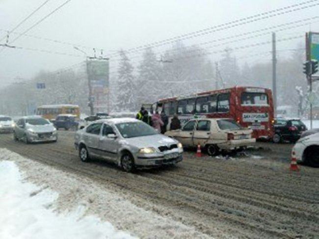 У Луцьку легковик стукнувся з маршруткою, рух – ускладнений