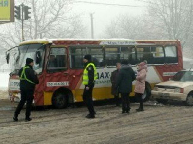 У Луцьку легковик стукнувся з маршруткою, рух – ускладнений