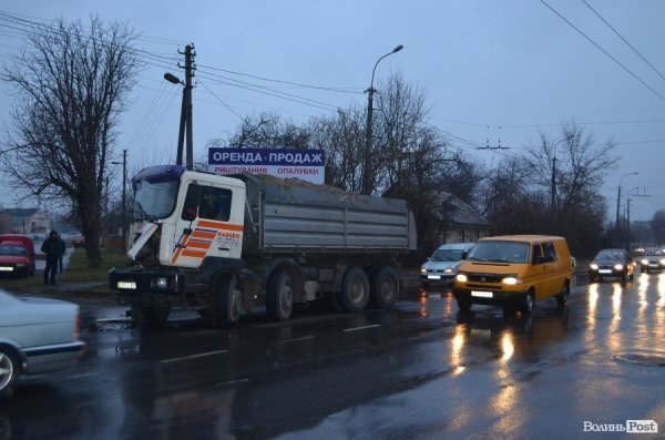 Аварія в Луцьку: не розминулися вантажівки. ФОТО
