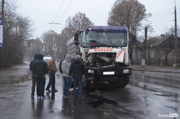 Аварія в Луцьку: не розминулися вантажівки. ФОТО