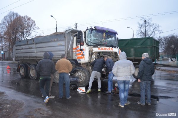 Аварія в Луцьку: не розминулися вантажівки. ФОТО