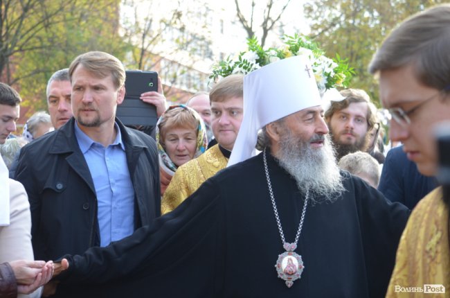 Килим із квітів та цілування рук: як у Луцьку зустріли Онуфрія. ФОТОРЕПОРТАЖ