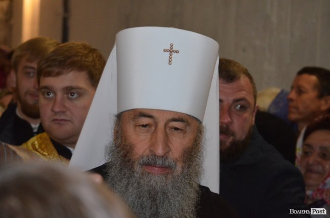 Килим із квітів та цілування рук: як у Луцьку зустріли Онуфрія. ФОТОРЕПОРТАЖ