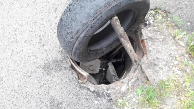 У Ковелі відкритий люк закидали мотлохом. ФОТО