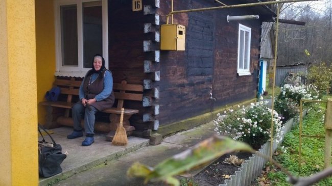 Як 71-річна пенсіонерка з Білорусі живе та господарює у батьківській хаті на Волині. ВІДЕО