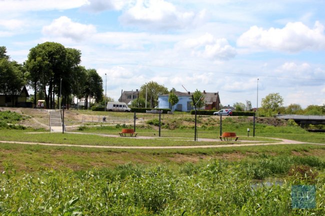 Дитячий майданчик та відеонагляд: у Володимирі облаштовують рекреаційну зону біля річки