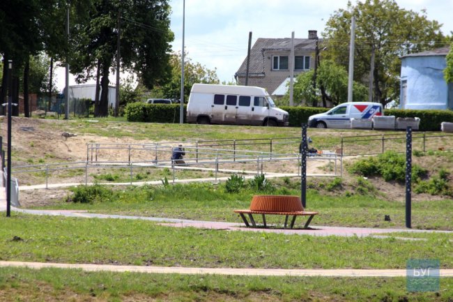 Дитячий майданчик та відеонагляд: у Володимирі облаштовують рекреаційну зону біля річки