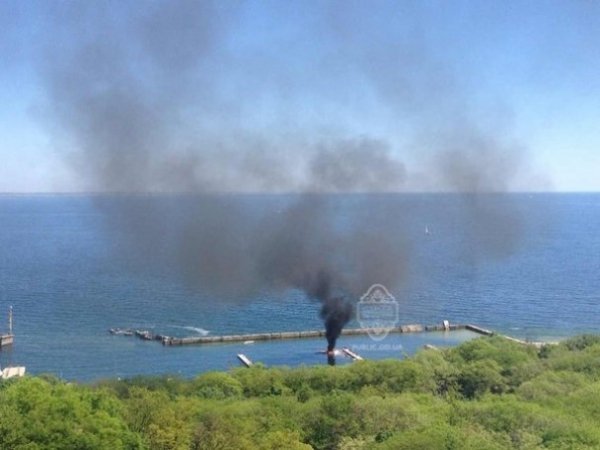 В Одесі біля пляжу вибухнув моторний човен. ФОТО