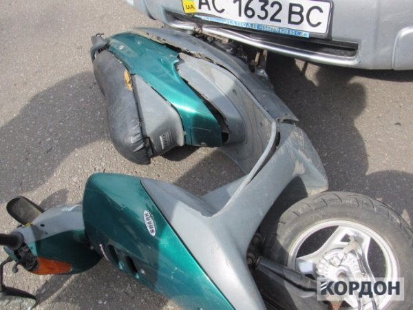 ДТП у Любомлі: атівка збила жінку з дитиною на мопеді. ФОТО