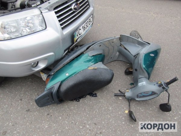 ДТП у Любомлі: атівка збила жінку з дитиною на мопеді. ФОТО