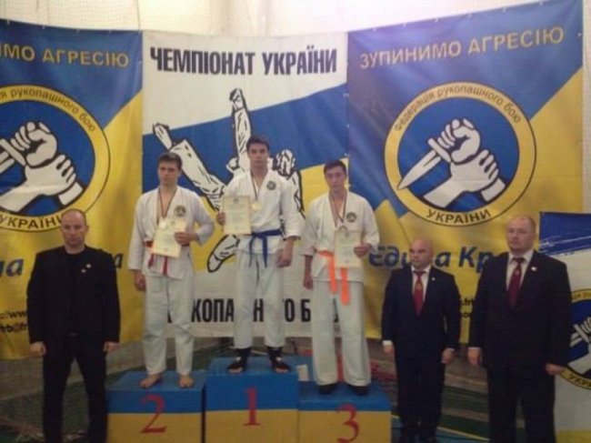 ЗМІ ідентифікували молодиків, які пікетували СБУ