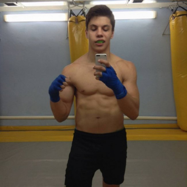 ЗМІ ідентифікували молодиків, які пікетували СБУ