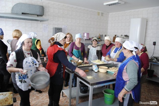 Як у селі під Луцьком ліпили вареники на Схід