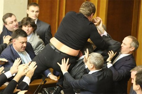 У Верховній Раді побилися за президію. ВІДЕО. ФОТО