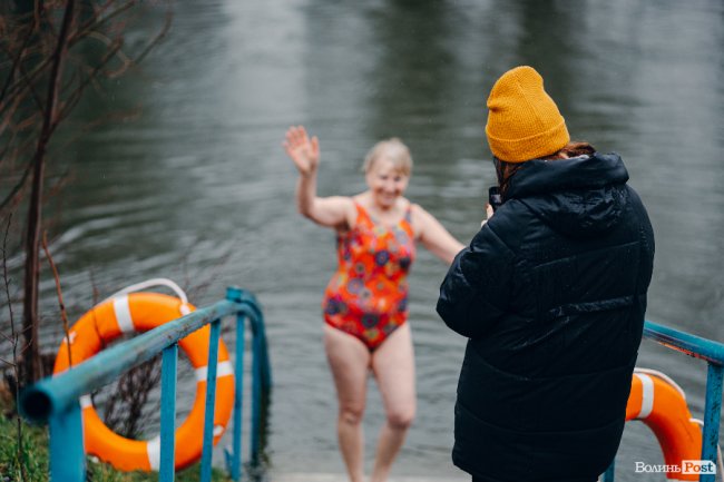 Водохреще у Луцьку: освячення води в річці Стир та занурення лучан. ФОТОРЕПОРТАЖ