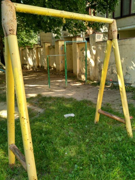 У Луцьку просять відремонтувати занедбаний дитмайданчик