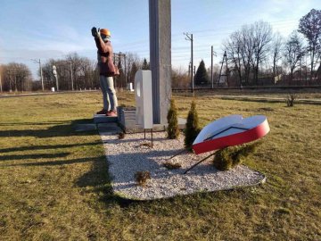 «Гарно відсвяткували деякі щедрівники»: на Волині вандали потрощили в'їзний знак. ФОТО