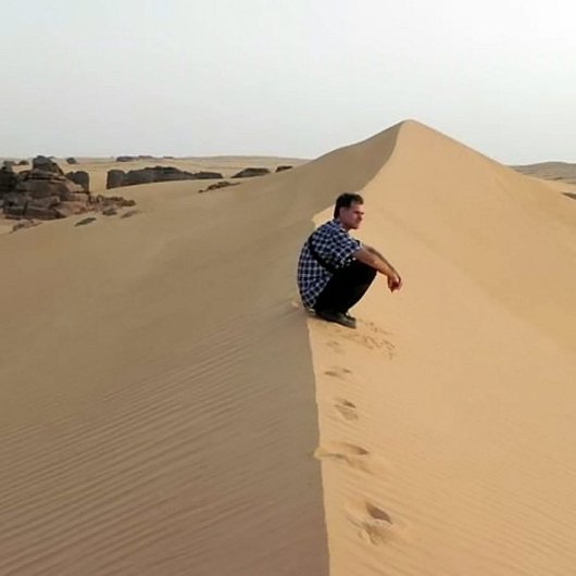 2. Майк Спенсер Боун в пісках Сахари на півдні Алжиру, червень 2013 року. Фото: Mike Spencer Bown / SWNS