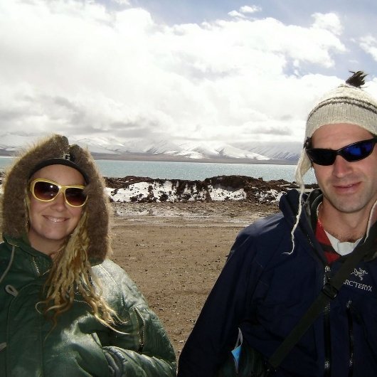 6. Майк Спенсер Боун зі своїм партнером з подорожей Моллі біля озера Нам-Цо в Непалі. Фото: Mike Spencer Bown / SWNS