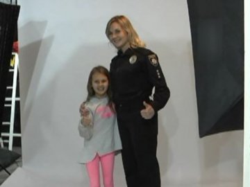 Для луцьких жінок-патрульних організували професійну фотосесію з їхніми дітьми. ВІДЕО