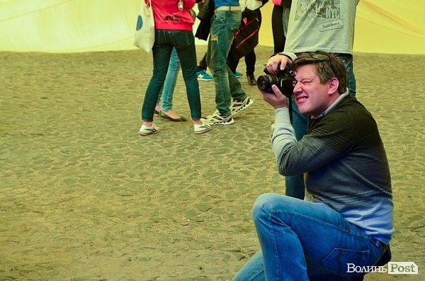 Під замком Любарта розгорнули найбільший прапор України. ФОТО