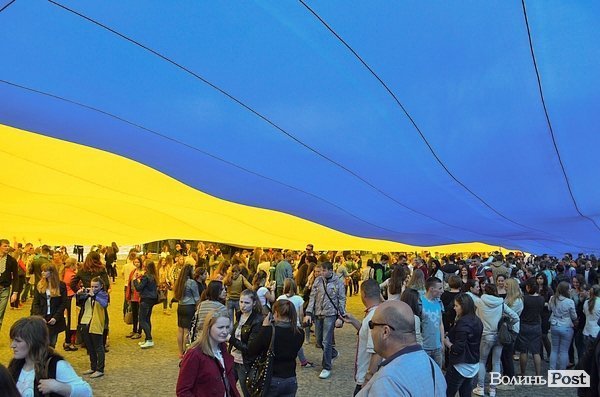 Під замком Любарта розгорнули найбільший прапор України. ФОТО