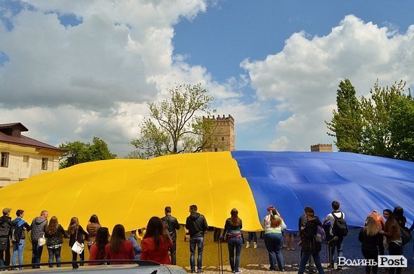 Під замком Любарта розгорнули найбільший прапор України. ФОТО