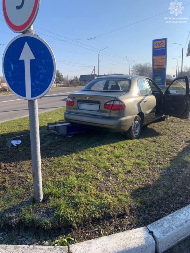 На Волині п'яний водій зніс рекламну вивіску