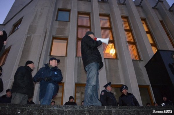 Гарячий світанок у Луцьку: як пікетували губернатора. ФОТО