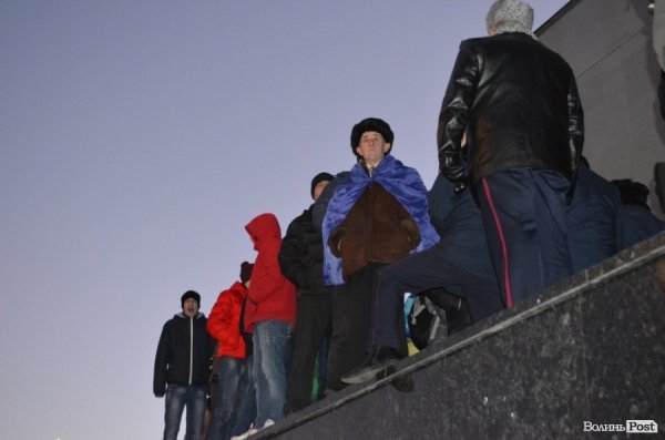 Гарячий світанок у Луцьку: як пікетували губернатора. ФОТО