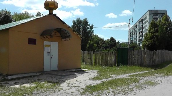 У Луцьку біля церкви покрали люки. ФОТО