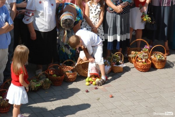Як у Луцьку святили яблука та мед. ФОТО