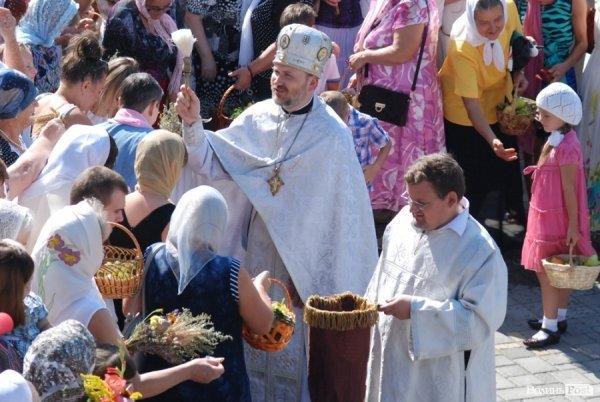 Як у Луцьку святили яблука та мед. ФОТО