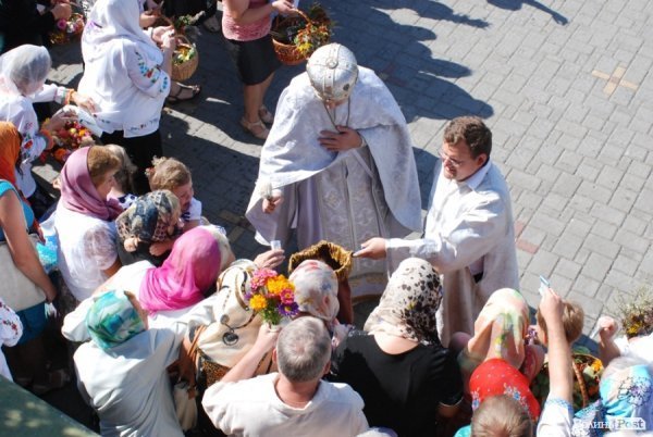 Як у Луцьку святили яблука та мед. ФОТО