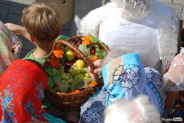 Як у Луцьку святили яблука та мед. ФОТО