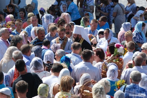 Як у Луцьку святили яблука та мед. ФОТО