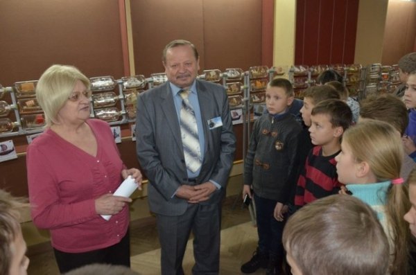 У Луцьку показали мініатюрні кораблі у пляшках