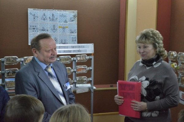 У Луцьку показали мініатюрні кораблі у пляшках