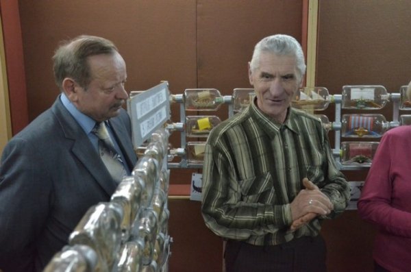 У Луцьку показали мініатюрні кораблі у пляшках