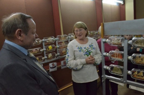 У Луцьку показали мініатюрні кораблі у пляшках