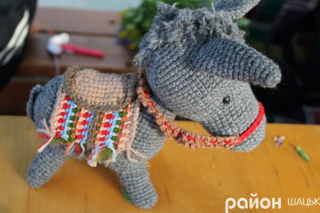 Умілець з Волині вишиває бісером і в'яже іграшки гачком. ФОТО