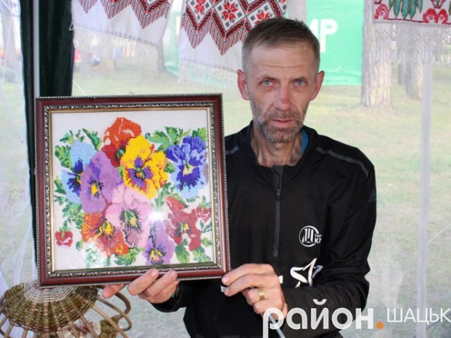 Умілець з Волині вишиває бісером і в'яже іграшки гачком. ФОТО