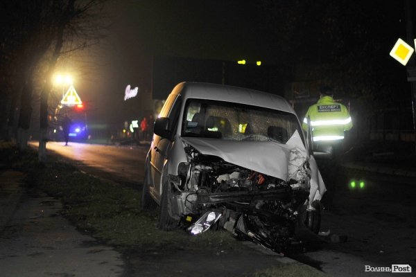 Аварія у Луцьку: машина розтрощила стовп, вулиця – без світла. ФОТО. ВІДЕО