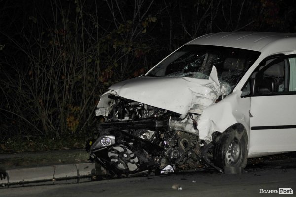 Аварія у Луцьку: машина розтрощила стовп, вулиця – без світла. ФОТО. ВІДЕО
