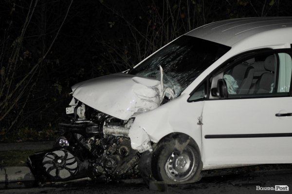 Аварія у Луцьку: машина розтрощила стовп, вулиця – без світла. ФОТО. ВІДЕО