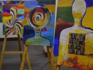 Луцька художниця малює на картинах внутрішній світ. ФОТО 