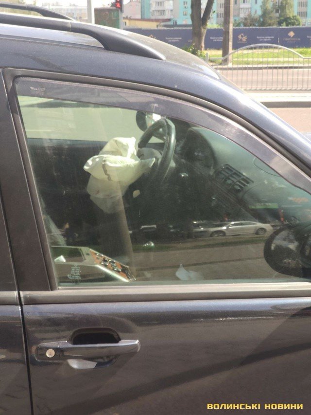 У Луцьку на Соборності автомобіль влетів у стовп. ФОТО