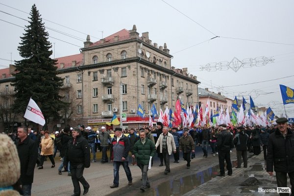 «Вставай, Україно» у Луцьку: обличчя протесту. ФОТО